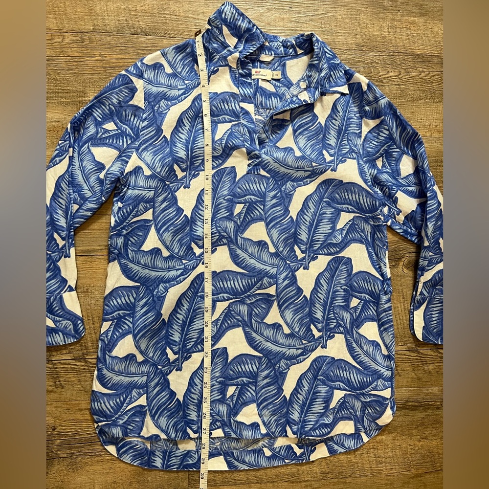 Vineyard vines 100% linen, banana leaf white and blue tunic shirt - Picture 6 of 11